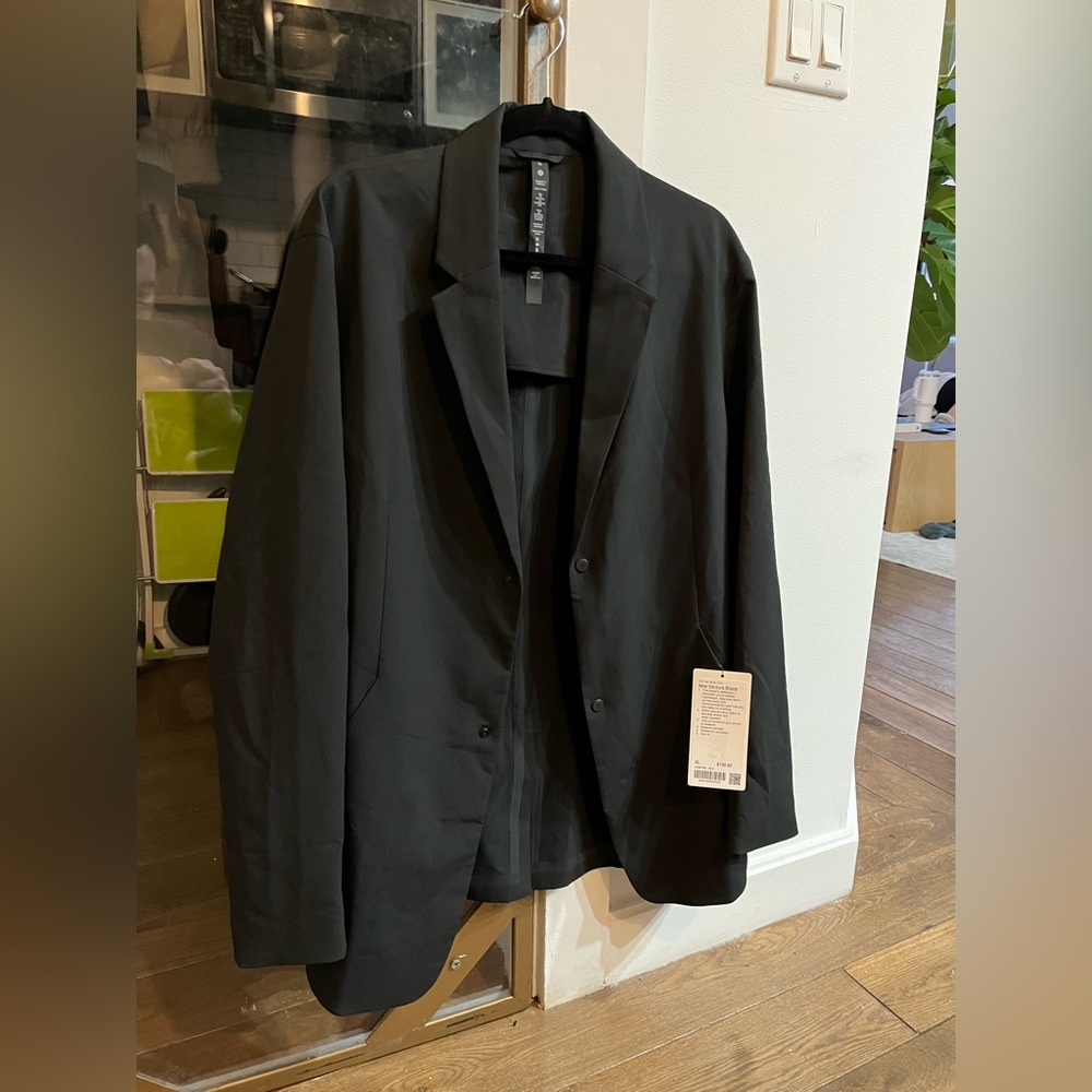 NEW WITH TAGS. Never been worn Lululemon New Venture Blazer size XL.